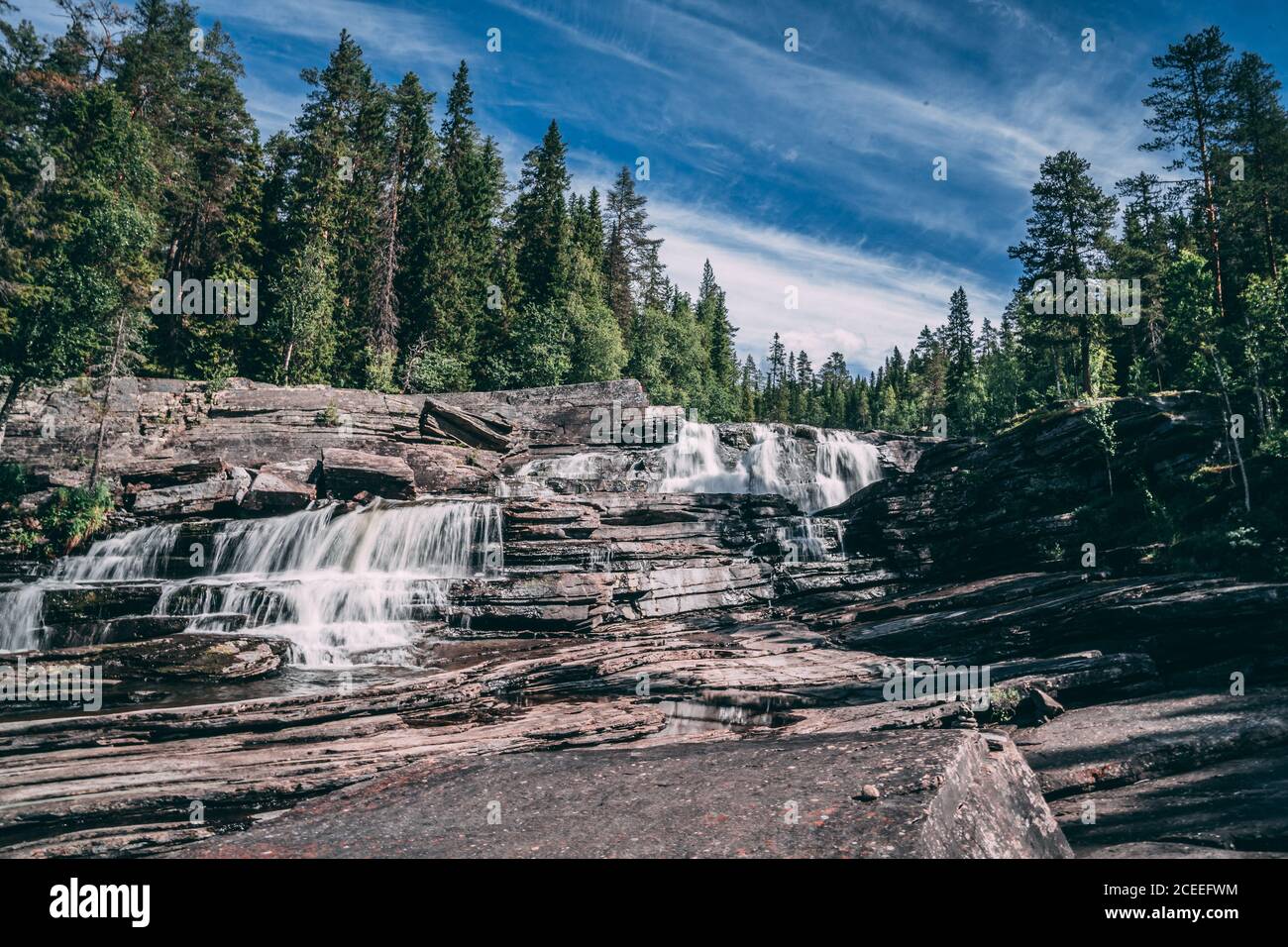 L'acqua cade dai boschi profondi del mezzo di Svezia Foto Stock