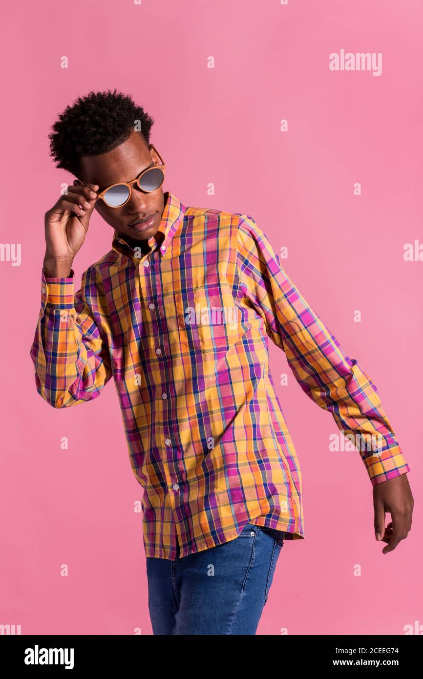 Elegante uomo hipster in occhiali da sole e camicia Foto Stock