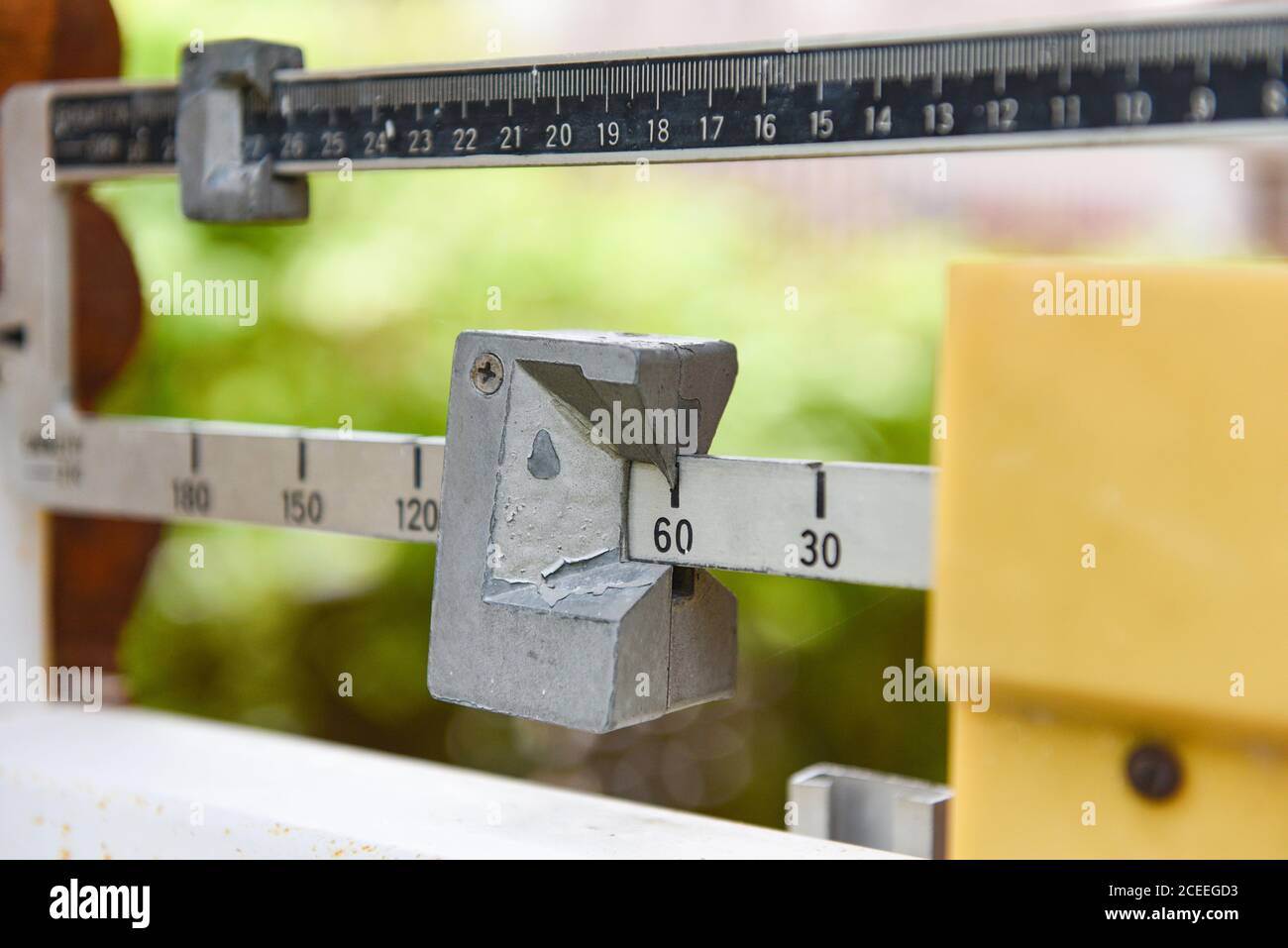 Vecchi strumenti di misurazione bilance , macchina di misurazione / sezione intermedia della bilancia a regolazione intermedia Foto Stock