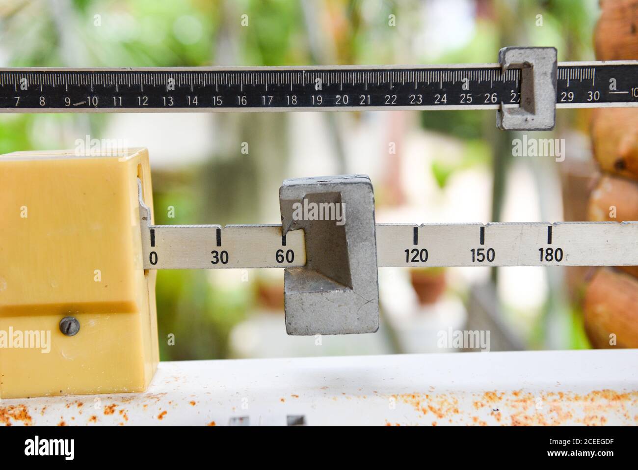 Vecchi strumenti di misurazione bilance , macchina di misurazione / sezione intermedia della bilancia a regolazione intermedia Foto Stock