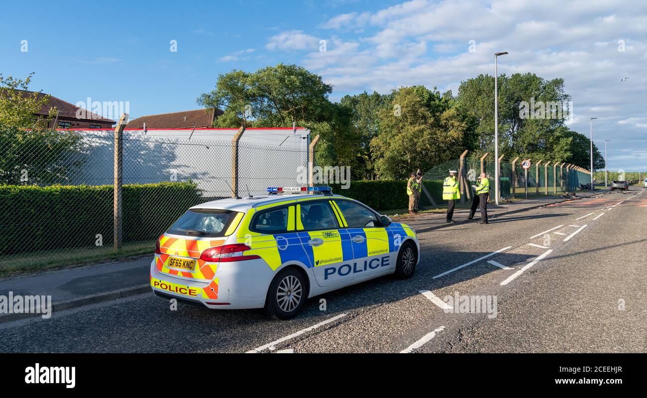 39 Regiment Barracks, B9089, Kinloss, Moray, Regno Unito. 31 Agosto 2020. REGNO UNITO. Questa è la scena della RTC che coinvolge un'automobile e un HGV articolato sulla B9089 fuori 39 caserme regiment a Kinloss. A seguito della collisione sulla strada, l'HGV demolì il recinto di sicurezza e Hedge e si fermarono all'interno delle caserme. Credit: JASPERIMAGE/Alamy Live News Foto Stock