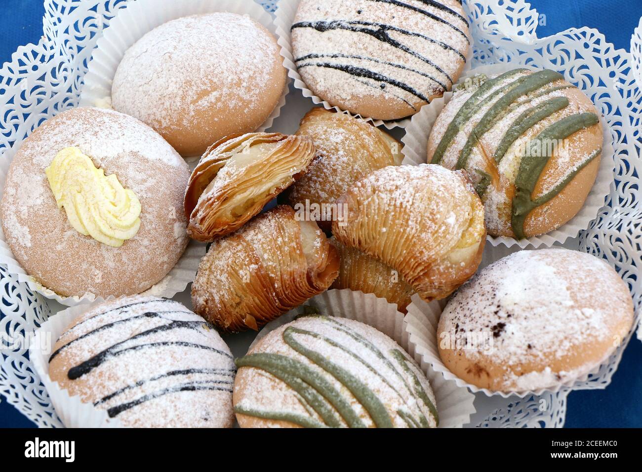 Assortimento di dolci italiani pronti per essere gustati. Pasta napoletana e ciambelle Foto Stock