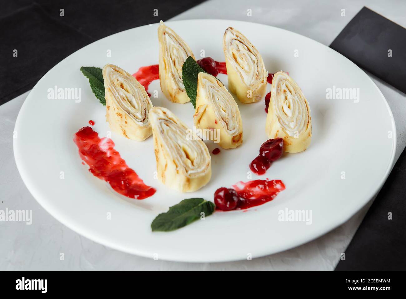 Frittelle con ricotta isolati su sfondo bianco Foto Stock