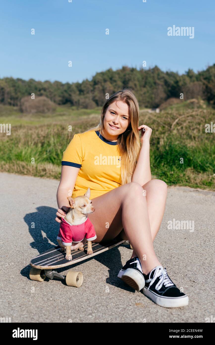 ragazza con cane sulla tavola lunga in natura Foto Stock