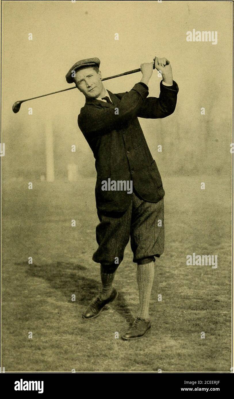 . Il libro di golf di Travers. Ha sparato e più fuori dal corpo che intorno esso. Appena asthe testa del randello viene in contatto con theball, tiri nelle vostre braccia e concludi verso la sinistra, che farà sì che il LIBRO DI GOLF di ball113 slice un po', ma aumenterà rapidamente, che è il punto principale desiderato. E' ovvio che una tolleranza per la slicemusta sia fatta puntando verso la sinistra della linea. Tenendo i vostri polsi bene giù ed ottenere la sfera leggermente fuori theheel del randello lo aiuti in aumento. Tieni d'occhio un punto sul terreno dietro la palla durante l'oscillazione.se i tuoi avversari giocare ha messo yoin Foto Stock