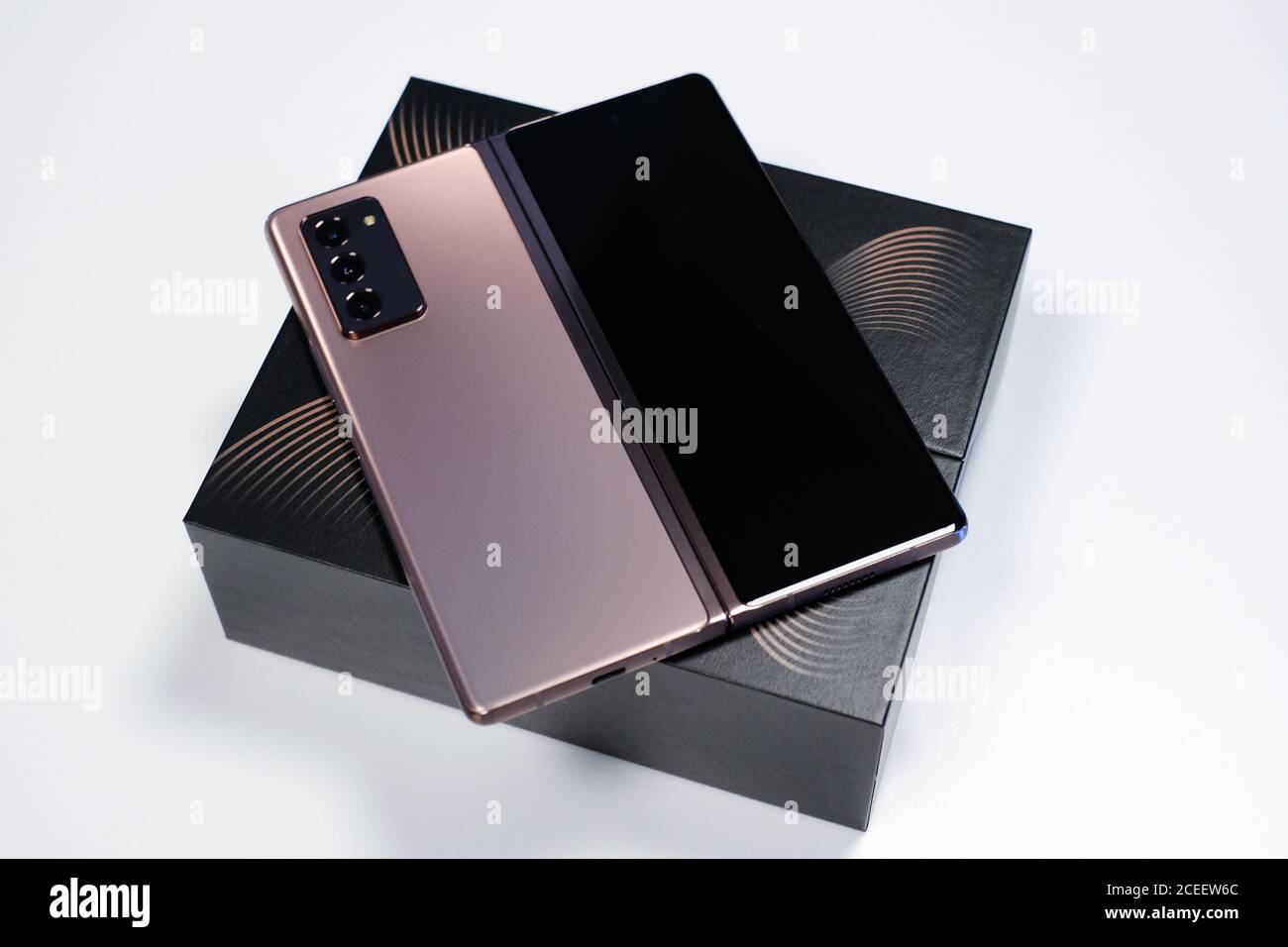 RIGA, SETTEMBRE 2020 - lo smartphone Android Samsung Galaxy Z Fold2 5G, lanciato di recente, viene visualizzato per scopi editoriali. Foto Stock