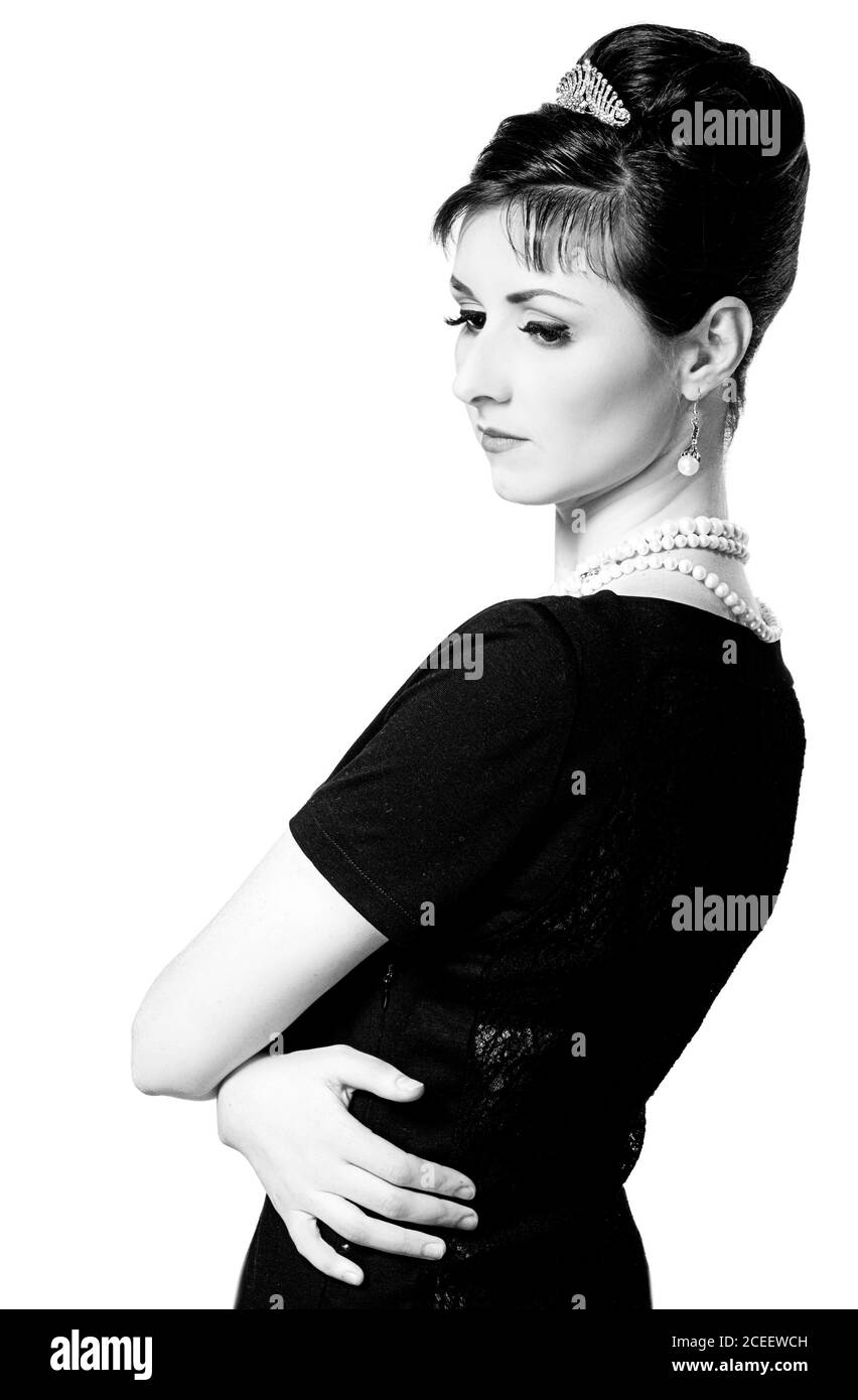 vintage Ritratto di una bella giovane ed elegante donna. La ragazza nell'immagine di Audrey Hepburn. Fotografia in bianco e nero Foto Stock