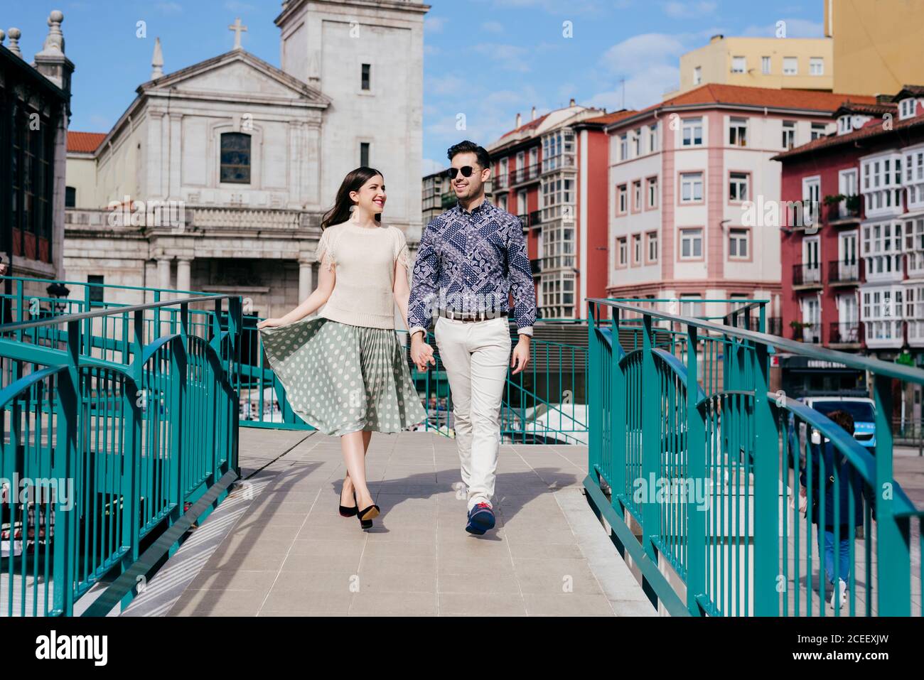 Elegante giovane uomo e donna a piedi sulla strada della città vecchia. Foto Stock
