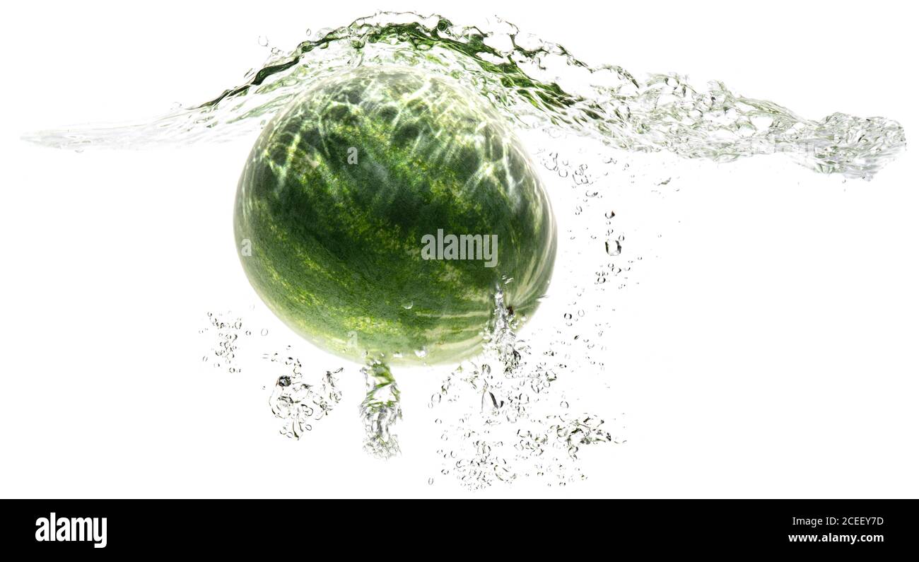 un cocomero a strisce verdi che cade in acqua su uno sfondo bianco con schizzi, gocce e bolle. frutta estiva e bacche. fuoco morbido. Foto Stock