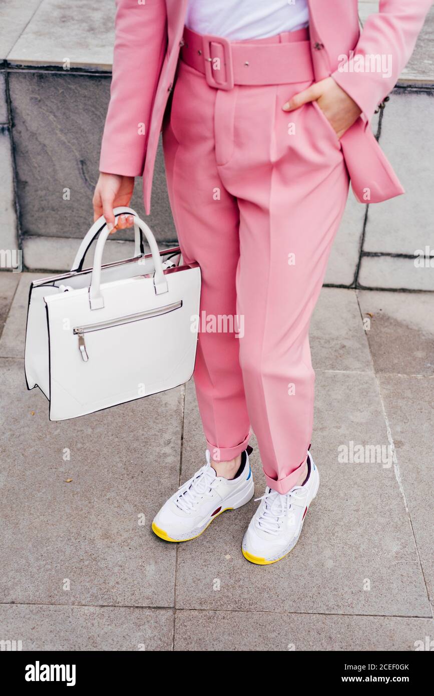 Ritaglia il modello elegante in sneakers e tuta Foto Stock