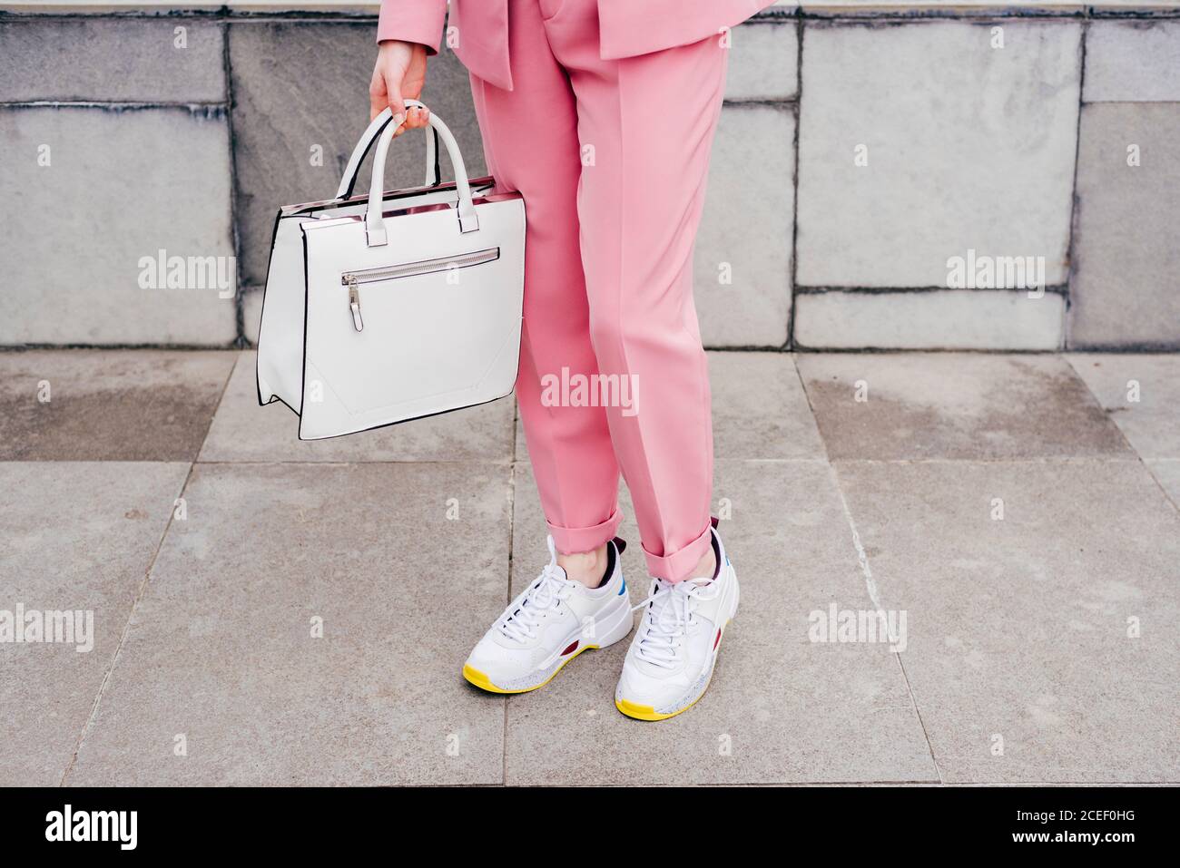 Ritaglia il modello elegante in sneakers e tuta Foto Stock