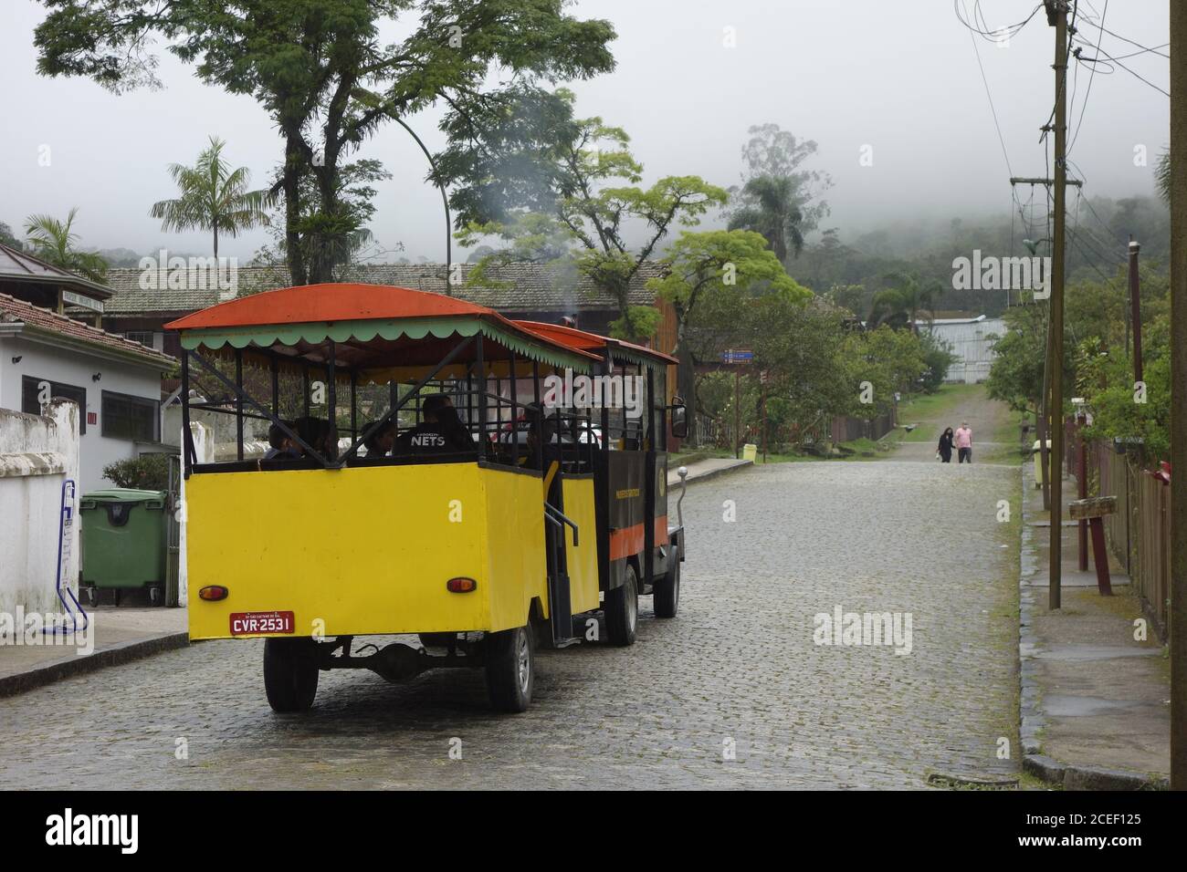 PARANAPIACABA, BRASILE - 01 agosto 2020: Tram che attraversa le vecchie strade di Paranapiacaba, Santo Andre, Brasile Foto Stock