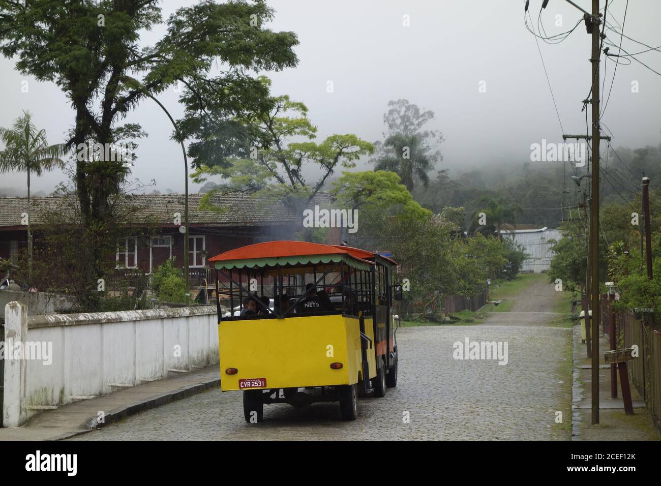 PARANAPIACABA, BRASILE - 01 agosto 2020: Tram che attraversa le vecchie strade di Paranapiacaba, Santo Andre, Brasile Foto Stock