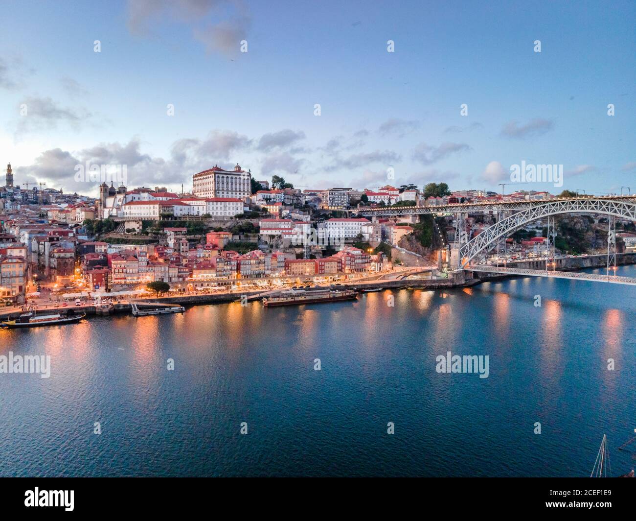 Il ponte più famoso di Porto , Ponte dom Luis i , splendida vista sulla città la sera. Il luogo visitato da turisti provenienti da molti paesi. Portogallo Foto Stock