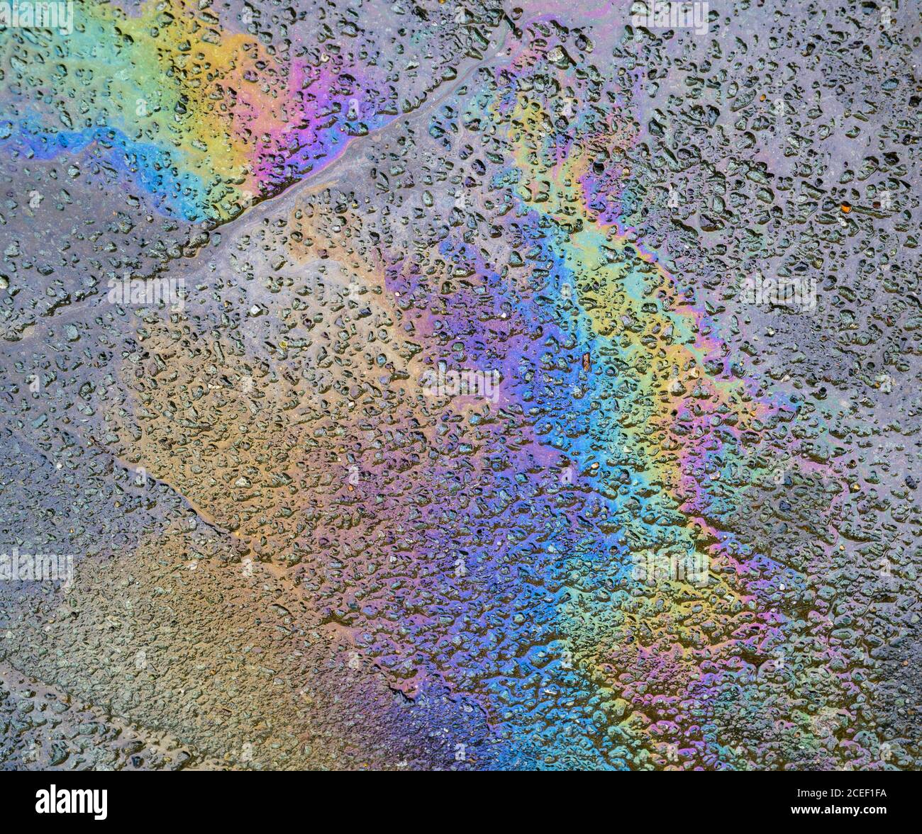 La benzina scorre sul marciapiede. Foto Stock