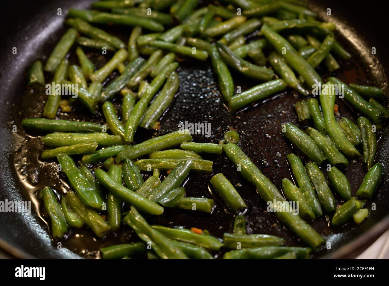 Fagioli fritti in cialde una padella. Messa a fuoco Seelctive. Foto Stock