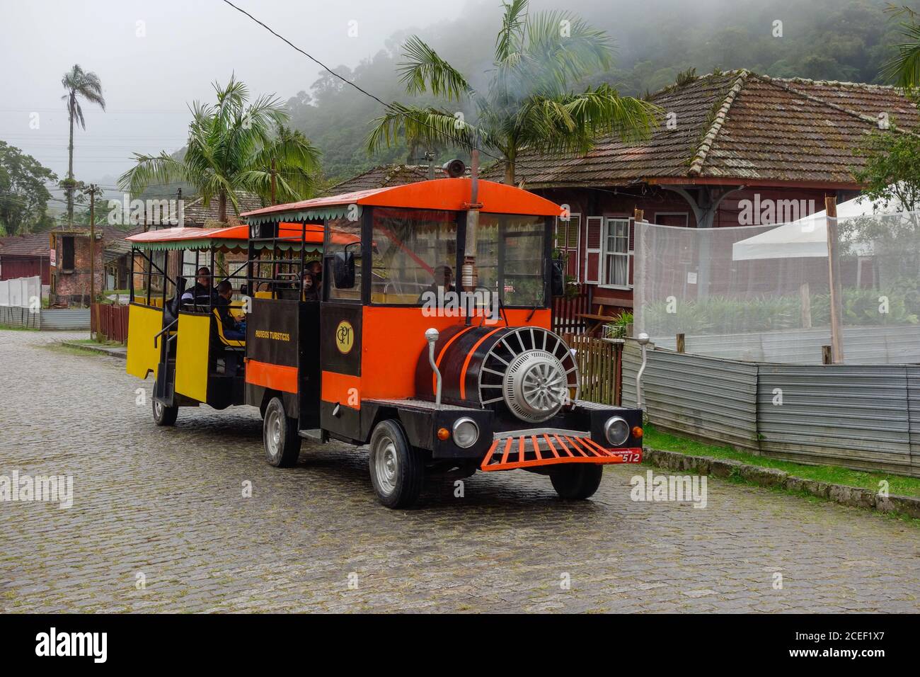 PARANAPIACABA, BRASILE - 02 agosto 2020: Tram che attraversa le vecchie strade di Paranapiacaba, Santo Andre, Brasile Foto Stock