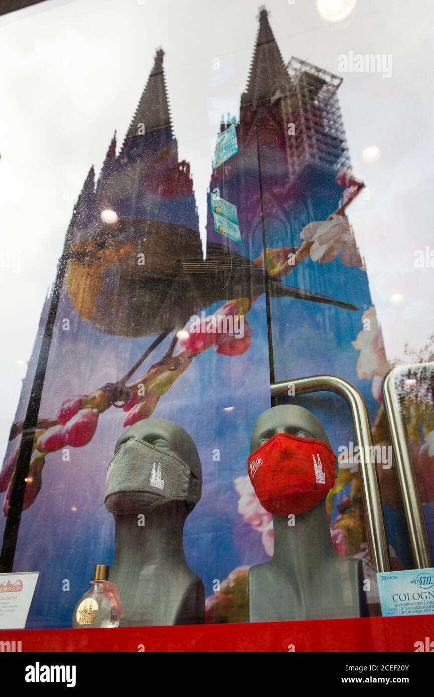Maschere di respirazione con la Cattedrale stampata di Colonia nella vetrina del negozio turistico di Colonia vicino alla Cattedrale, riflessione della Cattedrale, Coologn Foto Stock