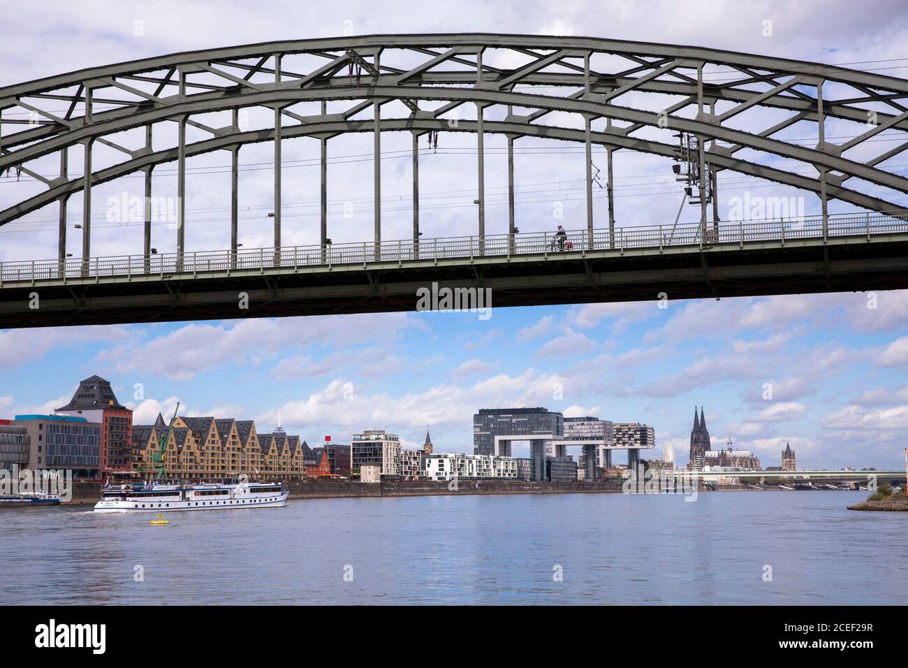 Vista da sotto il Suedbruecke al porto di Rheinau con le case delle Crane e alla cattedrale, Colonia, Germania. Brick von Unterhalb der Suedbruec Foto Stock