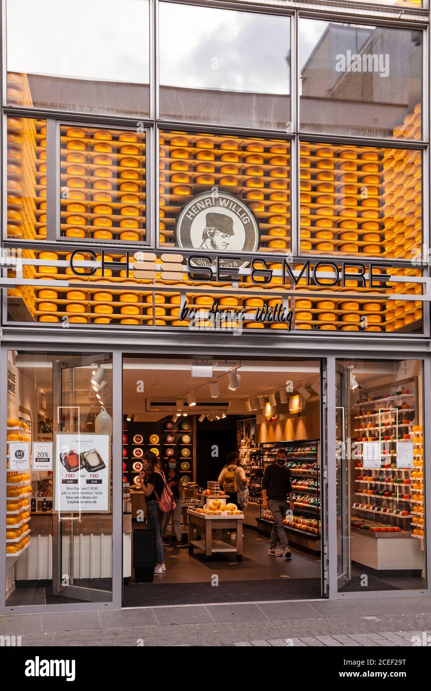 Cheese & More Negozio del caseificio olandese Henri Willig nella zona pedonale Hohe Strasse, negozio di formaggi, Colonia, Germania. Formaggi e altro Store de Foto Stock