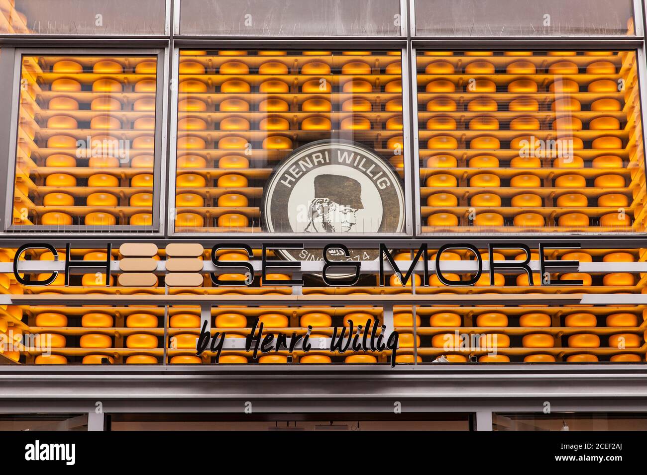 Cheese & More Negozio del caseificio olandese Henri Willig nella zona pedonale Hohe Strasse, negozio di formaggi, Colonia, Germania. Formaggi e altro Store de Foto Stock