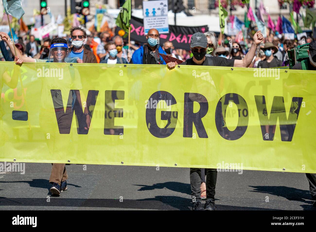 Londra, Regno Unito. 1 Settembre 2020. Estinzione i manifestanti della ribellione scesciano lungo Whitehall fino alla piazza del parlamento. Frustrato dal fatto che il governo non sia riuscito ad agire sull’emergenza climatica ed ecologica, XR continua a protestare per il cambiamento. Il progetto di legge sul clima e l'emergenza ecologica (legge CEE) è l'unico piano concreto disponibile per affrontare questa crisi, e così il primo giorno di ritorno in Parlamento, XR chiedono il governo di legge ora e abbracciano questa legislazione. Credit: Neil Atkinson/Alamy Live News. Foto Stock