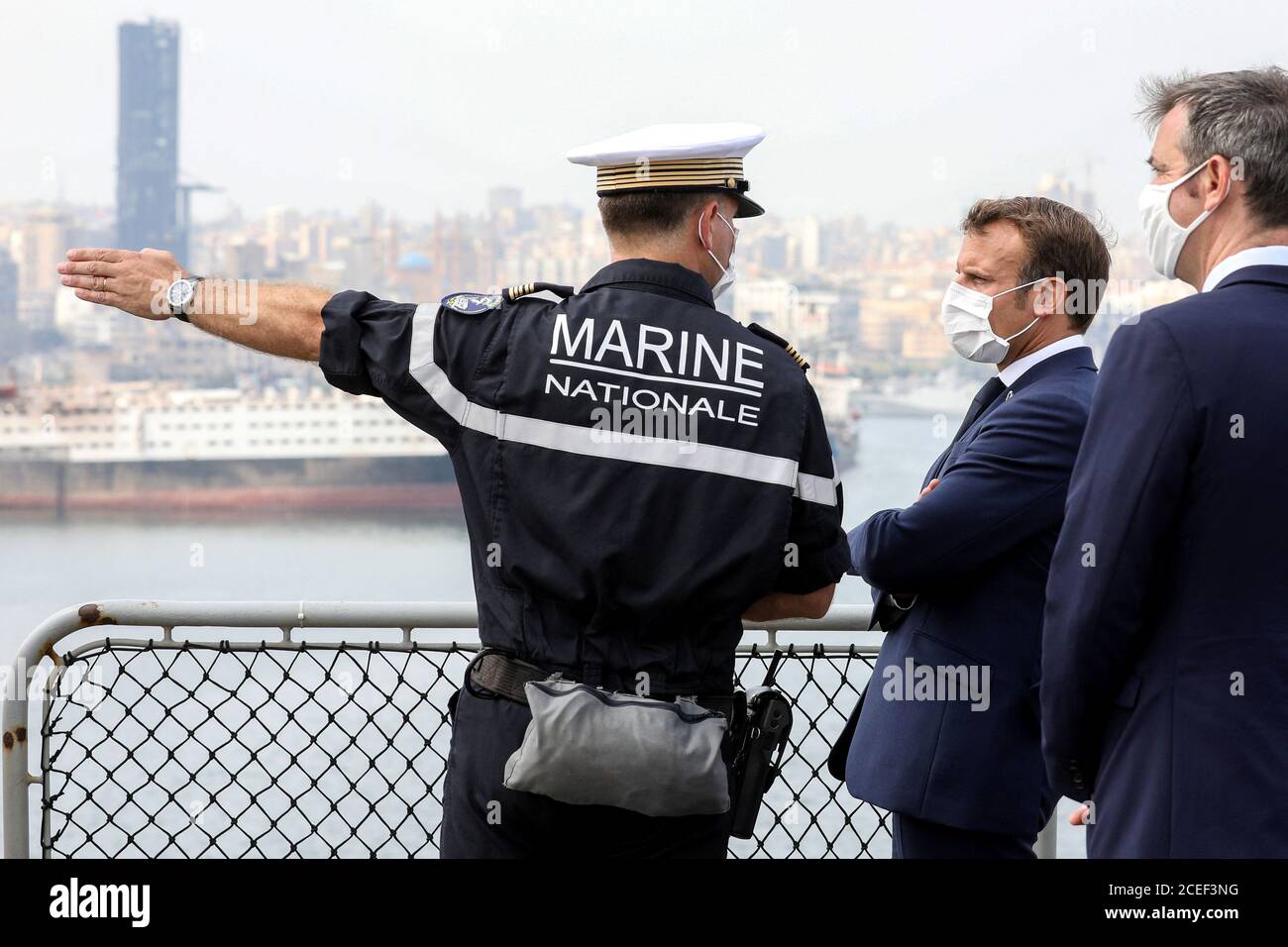 Il presidente francese Emmanuel Macron incontra i rappresentanti delle Nazioni Unite e le ONG mobilitate per la ricostruzione del porto di Beirut, a Beirut, in Libano, il 1° settembre 2020. Stephane Lemouton/Pool via REUTERS Foto Stock