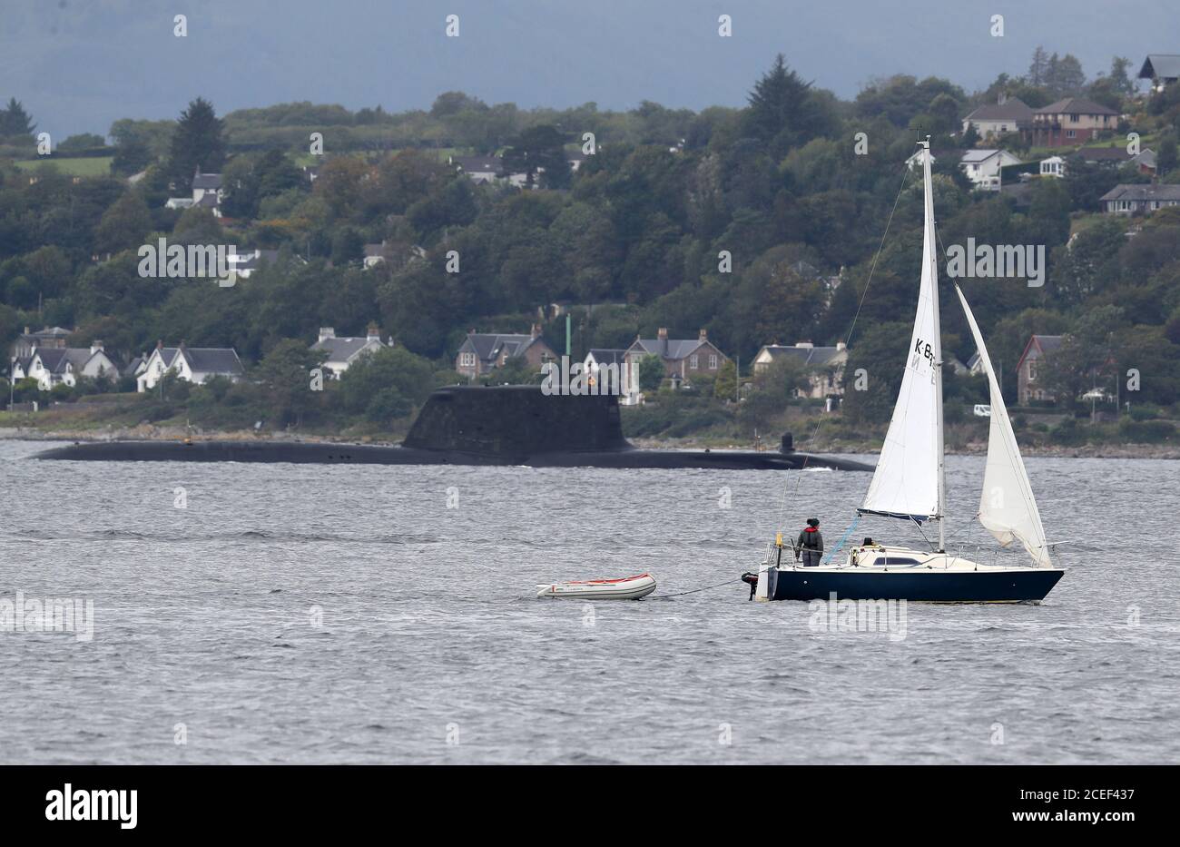 Uno dei sette sottomarini di attacco nucleari della Royal Navy si muove attraverso l'acqua all'ingresso di Holy Loch e Loch Long vicino Kilcreggan, ad Argyll e Bute. Foto Stock