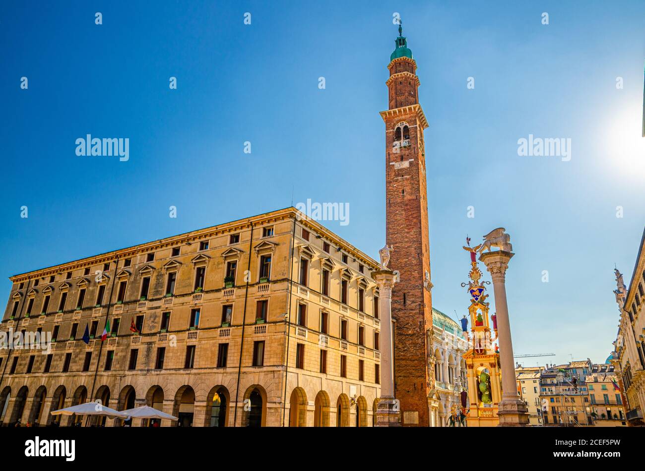 Comune di Vicenza Ufficio Patrimonio, Torre Bissara orologio torre e colonna con leone alato e statue in Piazza dei Signori, centro storico della città di Vicenza, Veneto, Italia Foto Stock