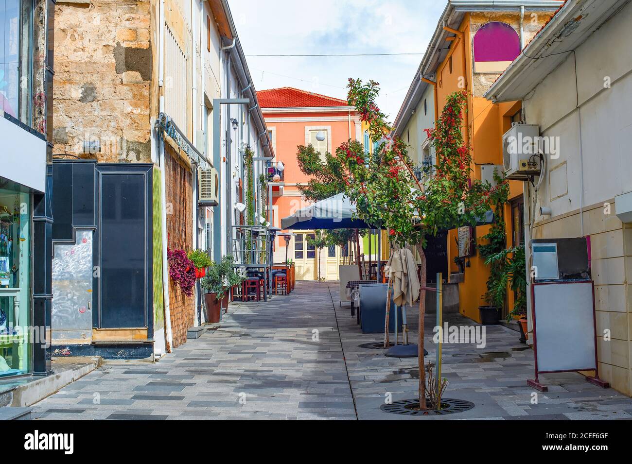 Parte turistica di Paphos, ristoranti di strada e negozi di souvenir, Cipro Foto Stock