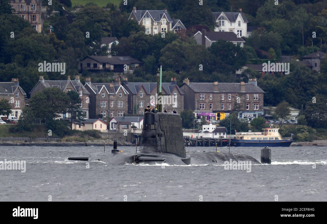 Uno dei sette sottomarini di attacco nucleari della Royal Navy si muove attraverso l'acqua all'ingresso di Holy Loch e Loch Long vicino Kilcreggan, ad Argyll e Bute. Foto Stock