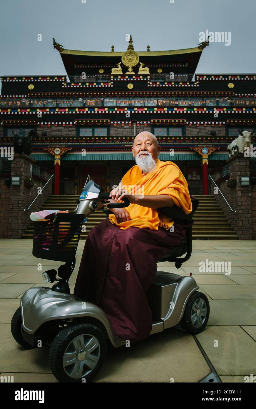 Monaco buddista, lama Yeshe Losal Rinpoche, al monastero tibetano di Samye Ling, vicino a Lockerbie, Dumfries e Galloway, Scozia, Regno Unito. Foto Stock