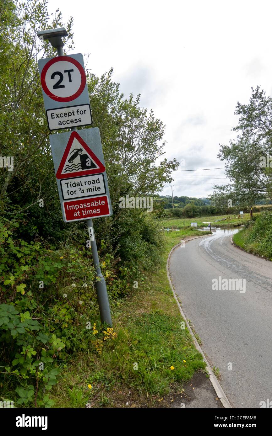 Cartelli di avvertimento, Tidal Road, Aveton Gifford Foto Stock