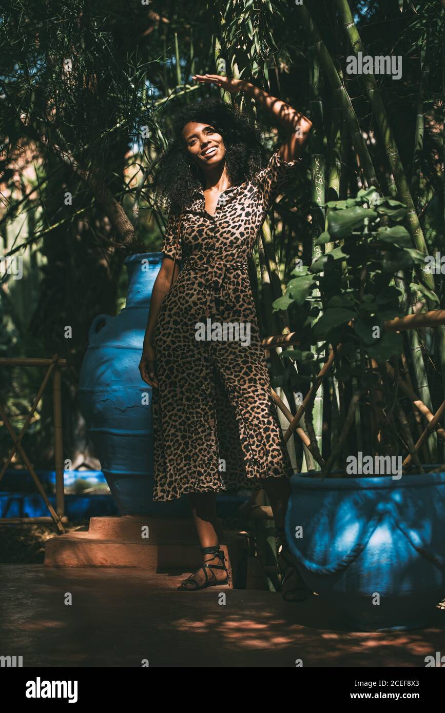 Donna allegra in bel giardino godendo il momento Foto Stock