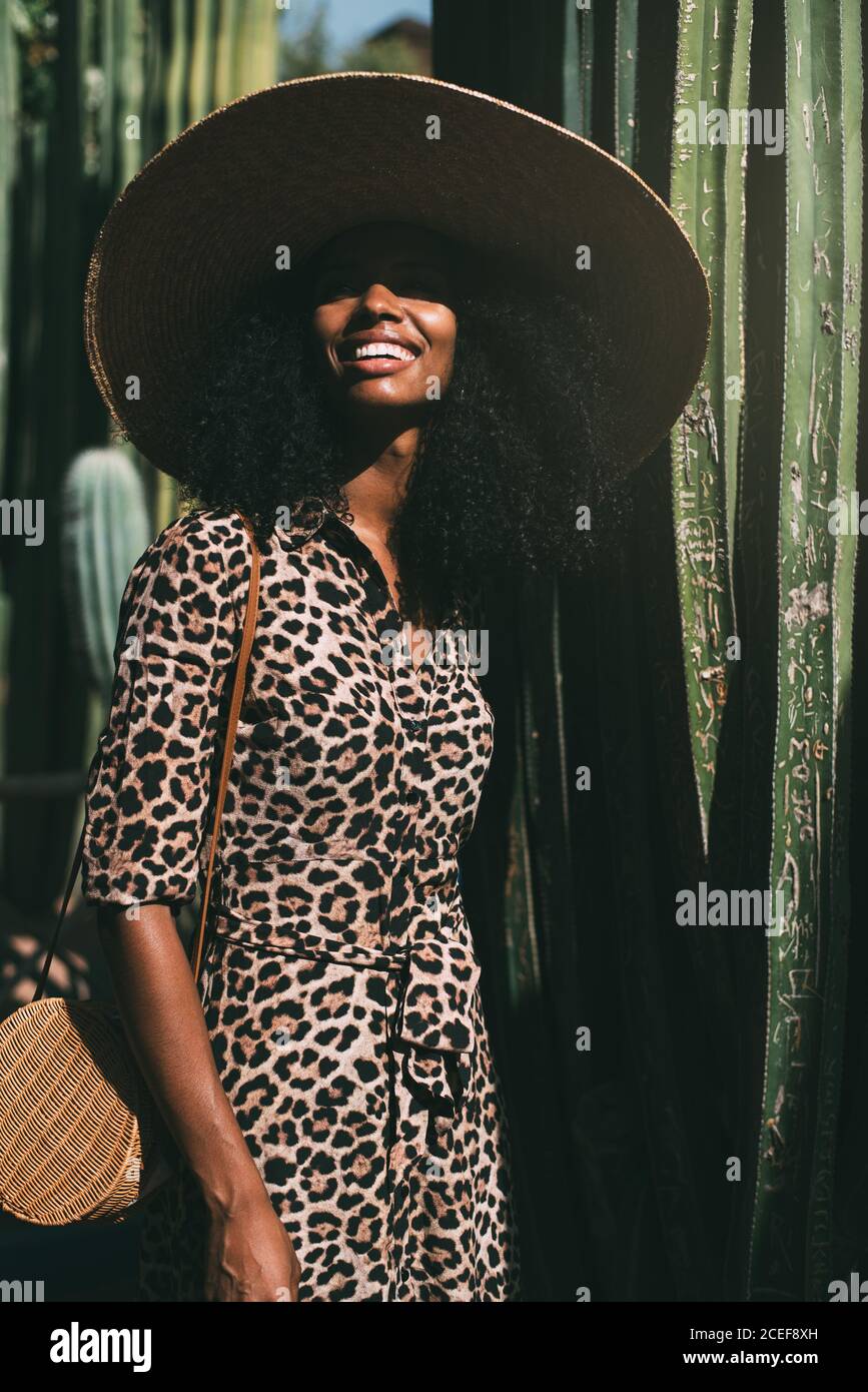 Donna con un cappello di paglia in un bel giardino godendo il momento Foto Stock