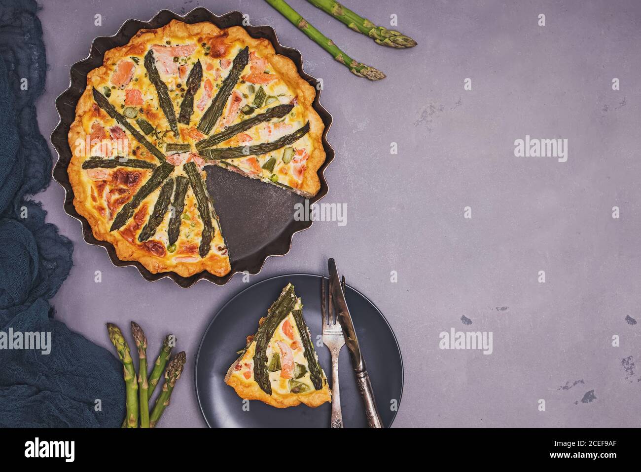 Squisito quiche fatte in casa con asparagi e salmone Foto Stock