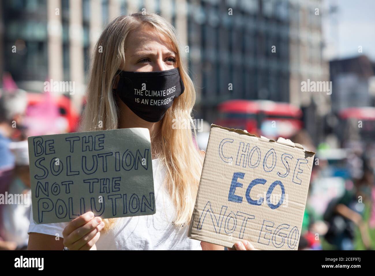 Londra, Regno Unito, 1 settembre 2020: Estinzione i manifestanti della ribellione marciarono su Parliament Square e violarono le linee di polizia per chiudere le strade circostanti. Sono stati fatti alcuni arresti. Gli attivisti ambientali chiedono che i parlamentari sostengano la legge sulle emergenze climatiche ed ecologiche (legge CEE). Anna Watson/Alamy Live News Foto Stock