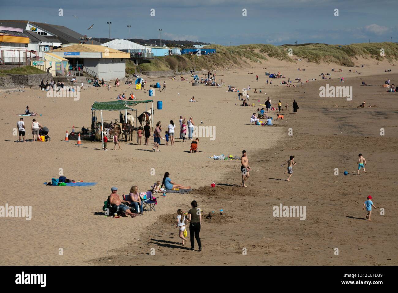 Porthcawl, Galles del Sud, Regno Unito. 1 settembre 2020. Tempo nel Regno Unito: La gente sfrutta al massimo il clima caldo di questo pomeriggio alla fiera e lungo la spiaggia. Credit: Andrew Bartlett/Alamy Live News Foto Stock