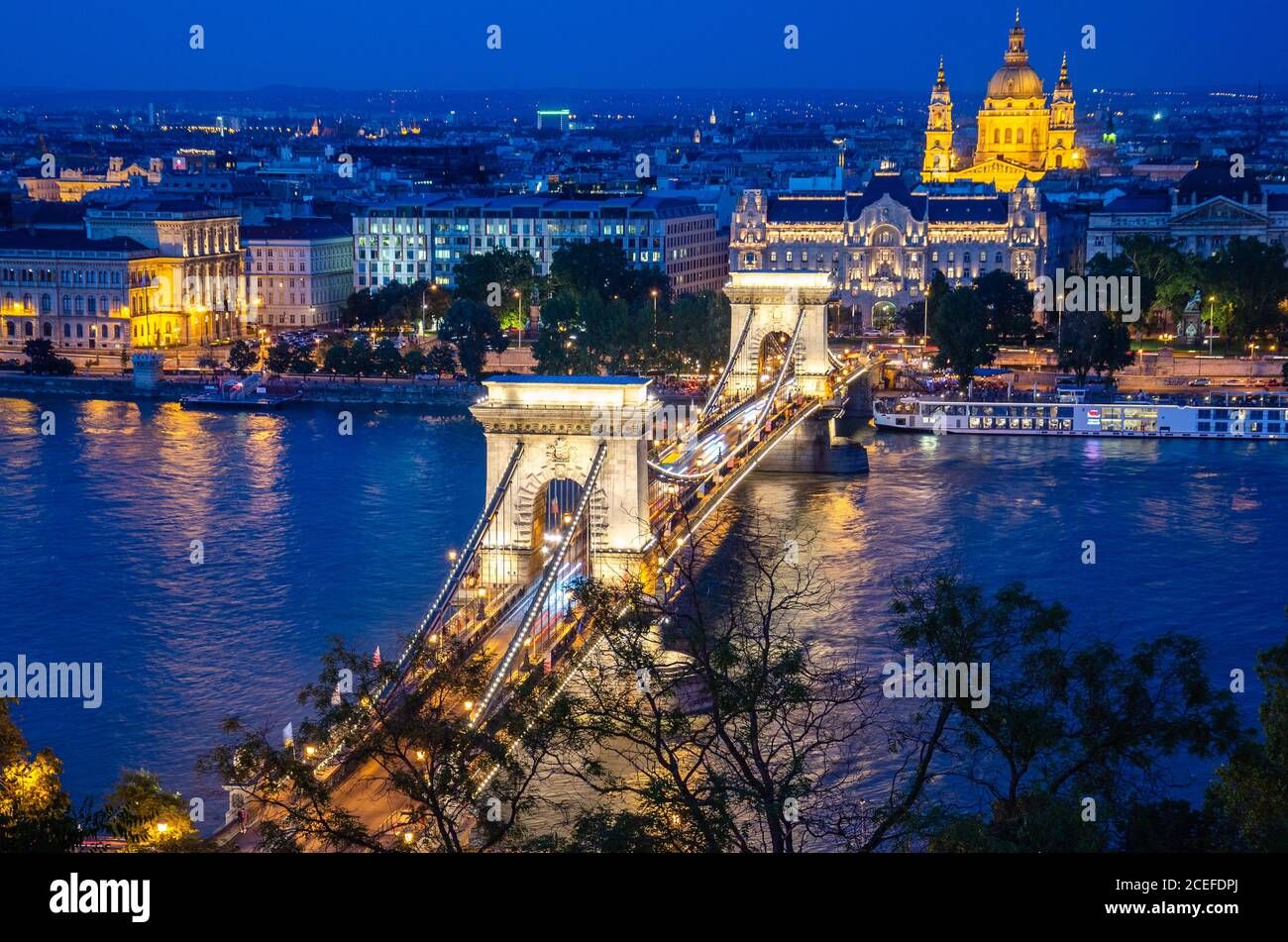 Collegamenti architettonici, strade e ponti. Vista del Ponte delle catene Széchenyi a Budapest, Ungheria. La foto è stata scattata di notte. Foto Stock