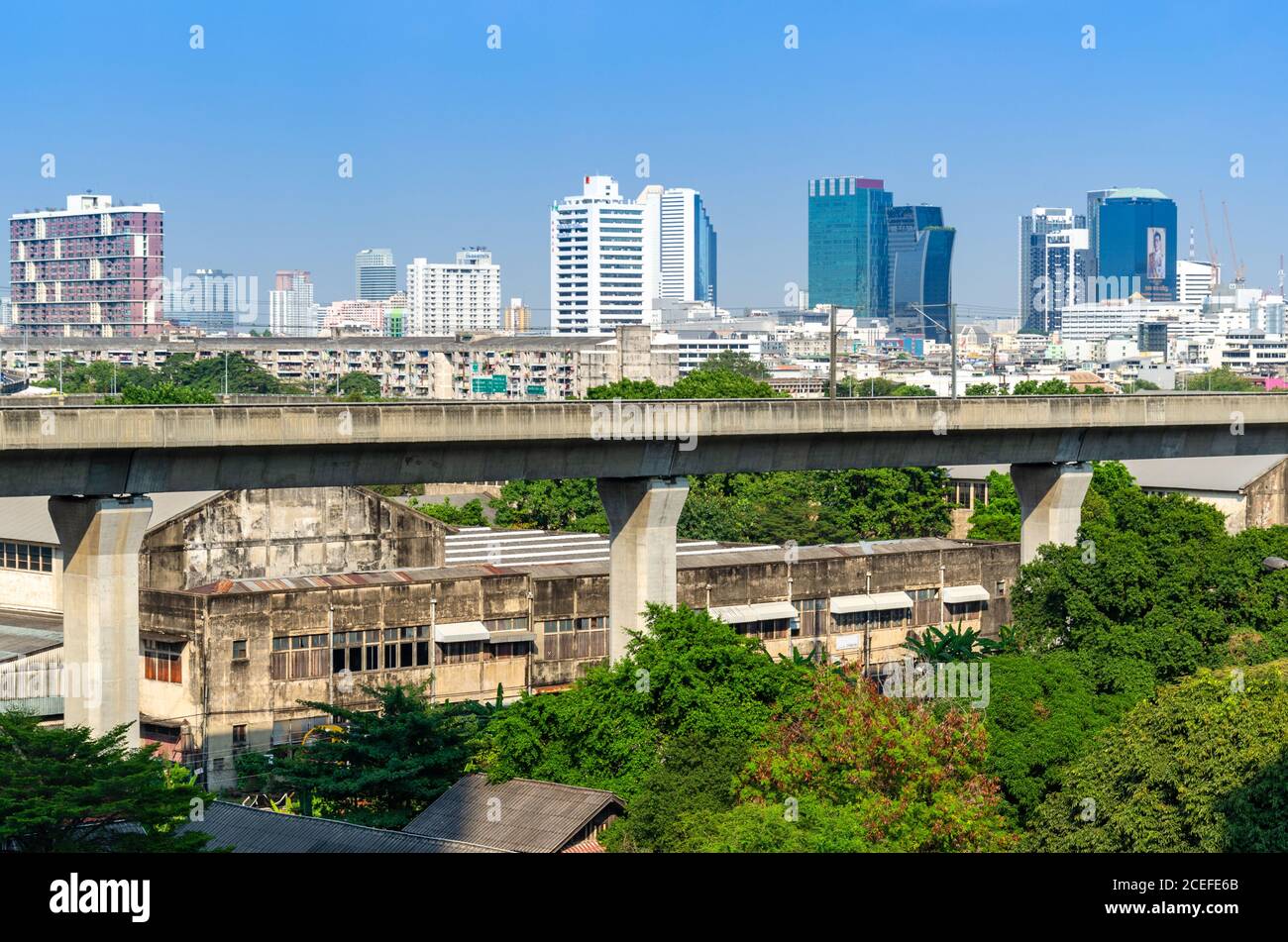 Ponti architettonici. Vista di Bangkok, Thailandia. Viadotto del treno sopraelevato del sistema di transito di massa di Bangkok (BTS). Foto Stock