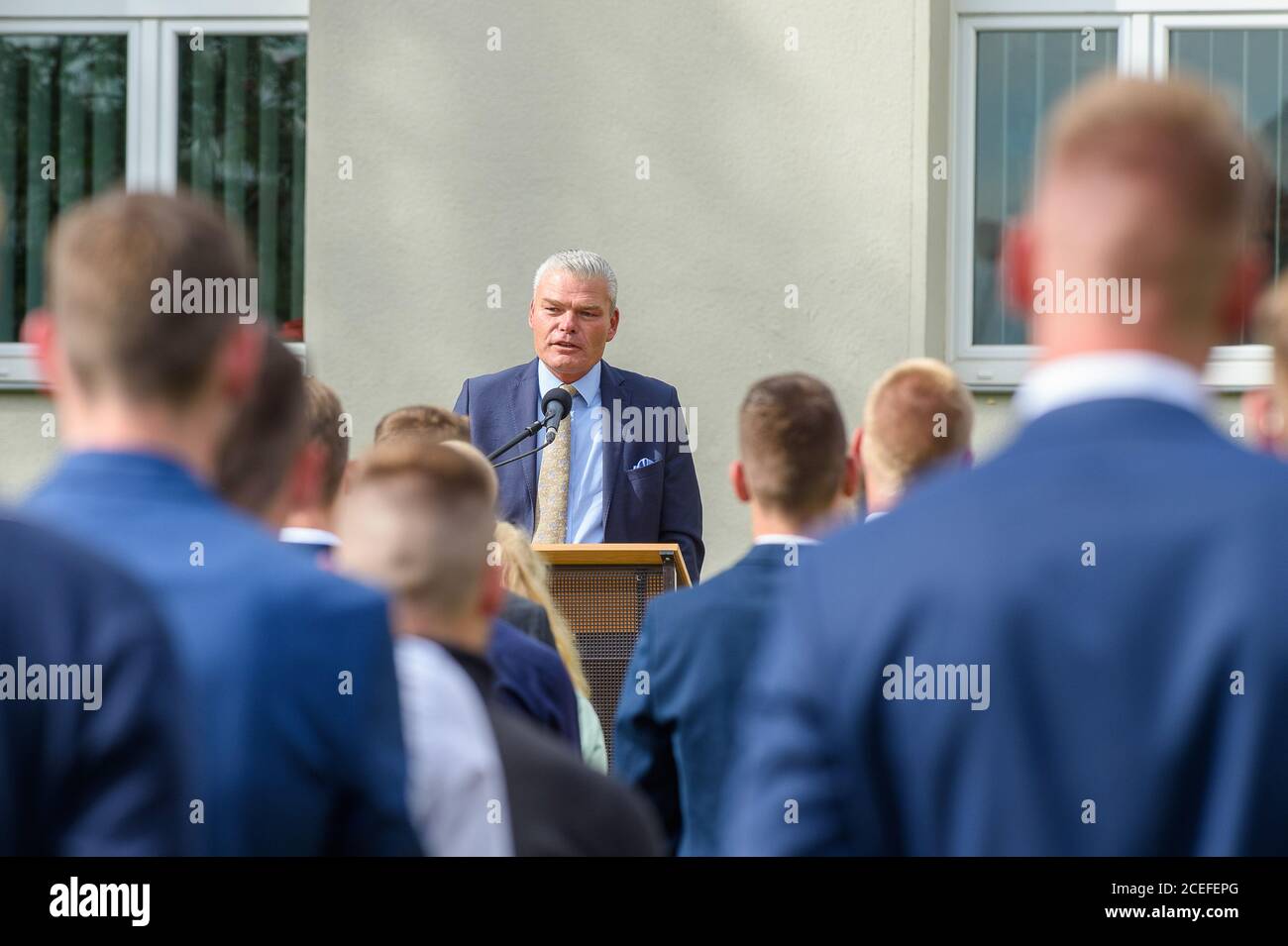 Aschersleben, Germania. 01 settembre 2020. Holger Stahlknecht (CDU), ministro degli interni dello Stato di Sassonia-Anhalt, parlerà con i giovani poliziotti dell'accademia di polizia di quest'anno. All'università, 289 giovani sono stati nominati tirocinanti della polizia. Credit: Klaus-Dietmar Gabbert/dpa-Zentralbild/ZB/dpa/Alamy Live News Foto Stock