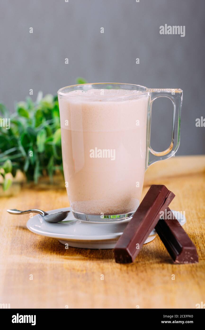Bicchiere di latte con cioccolato Foto Stock