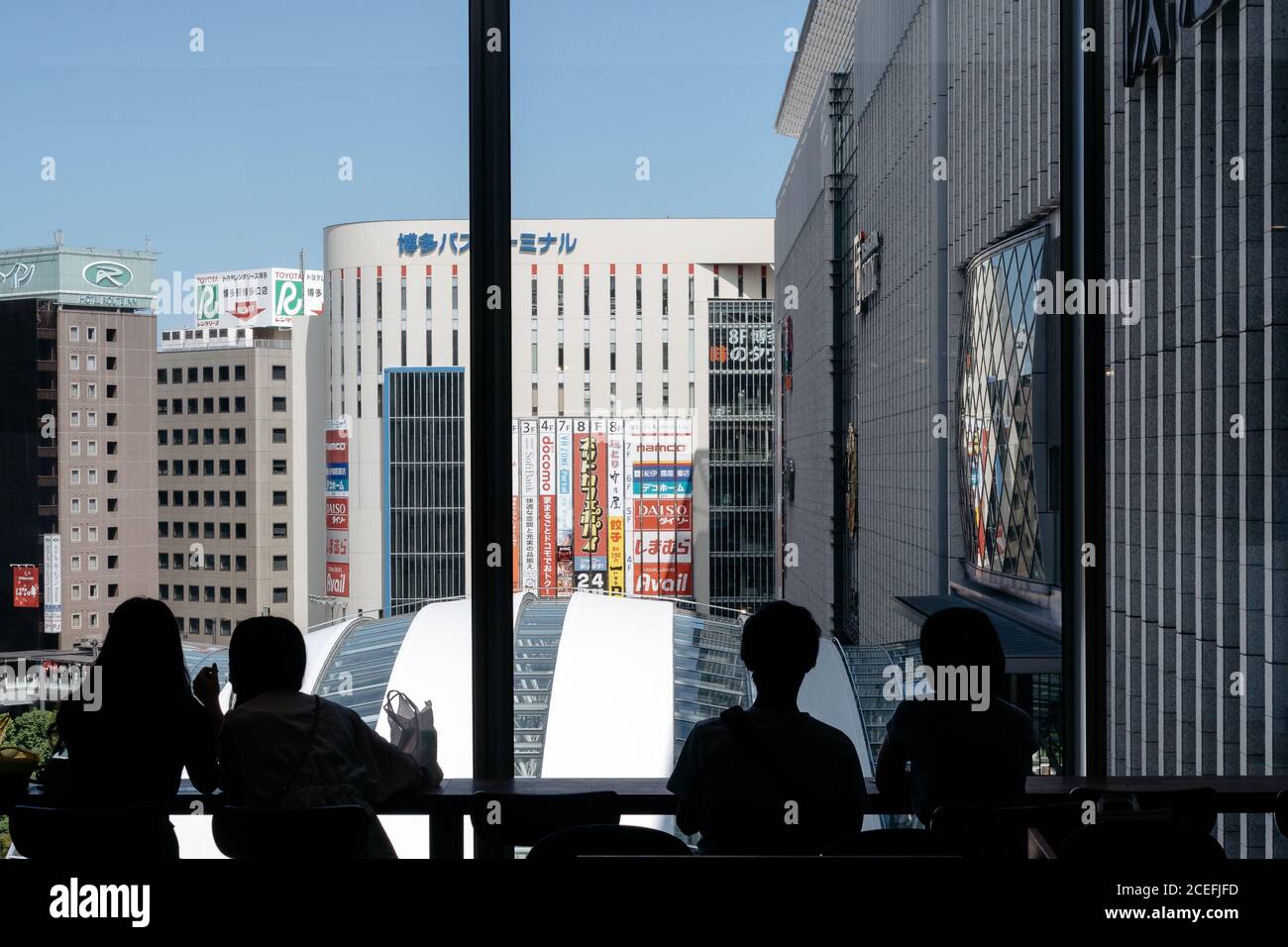 Fukuoka, Giappone - le persone che si godono il tempo del caffè con una vista del quartiere degli affari. Cafe alla stazione DI HAKATA, la più grande e trafficata stazione di Kyushu. Foto Stock