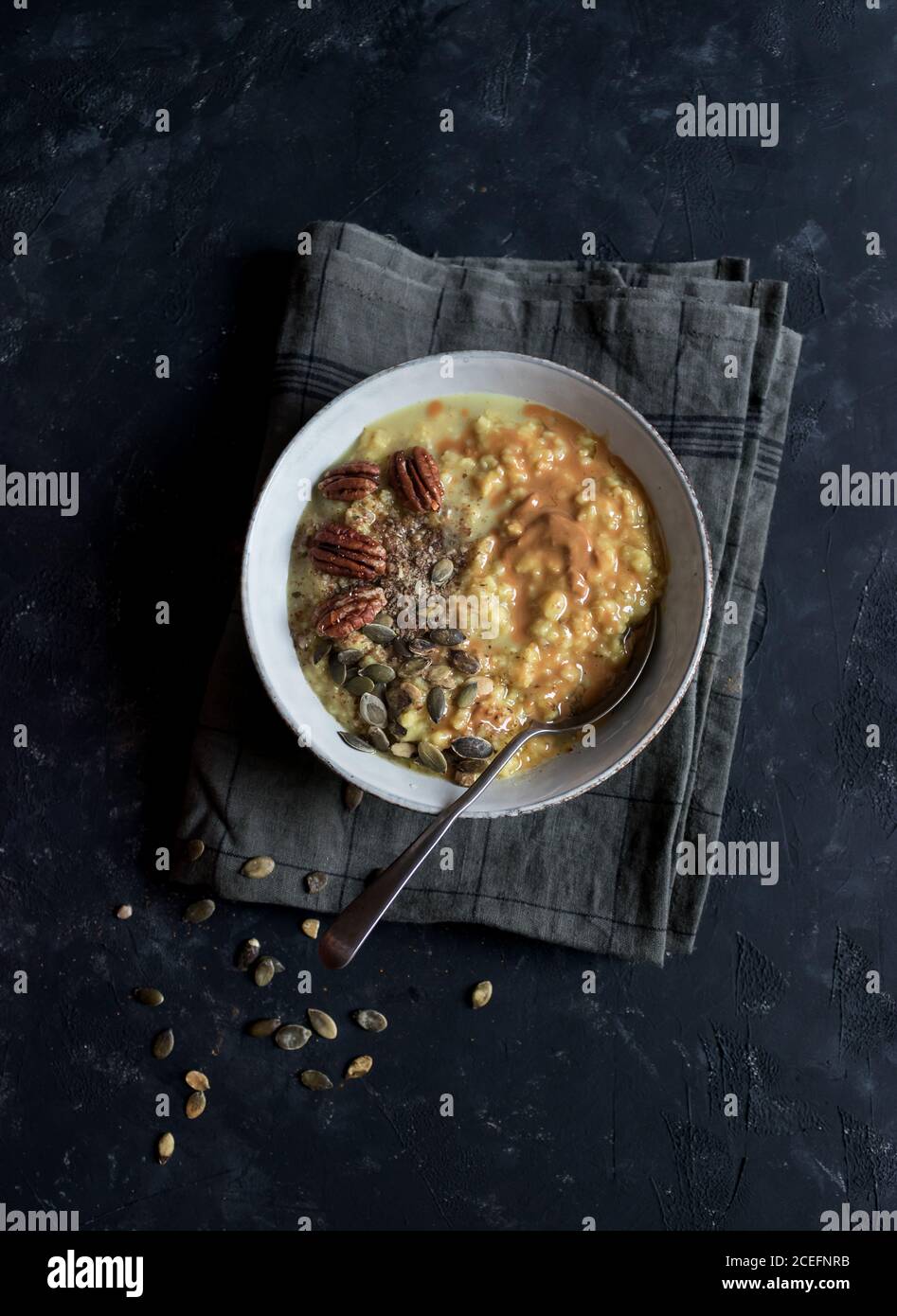 Porridge di farinata d'avena con curcuma Foto Stock