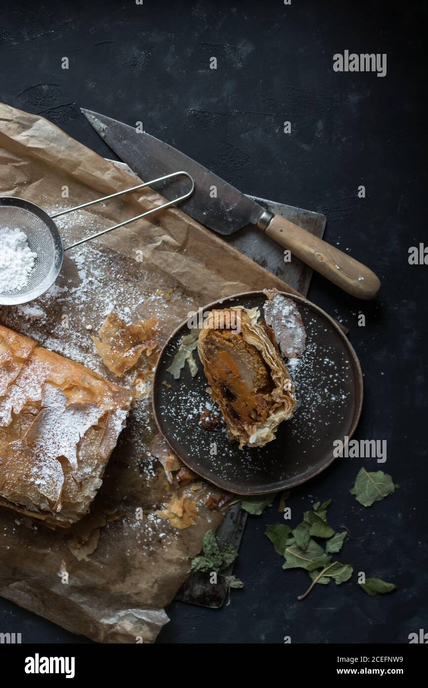 Coltello vicino al pezzo di strudel Foto Stock