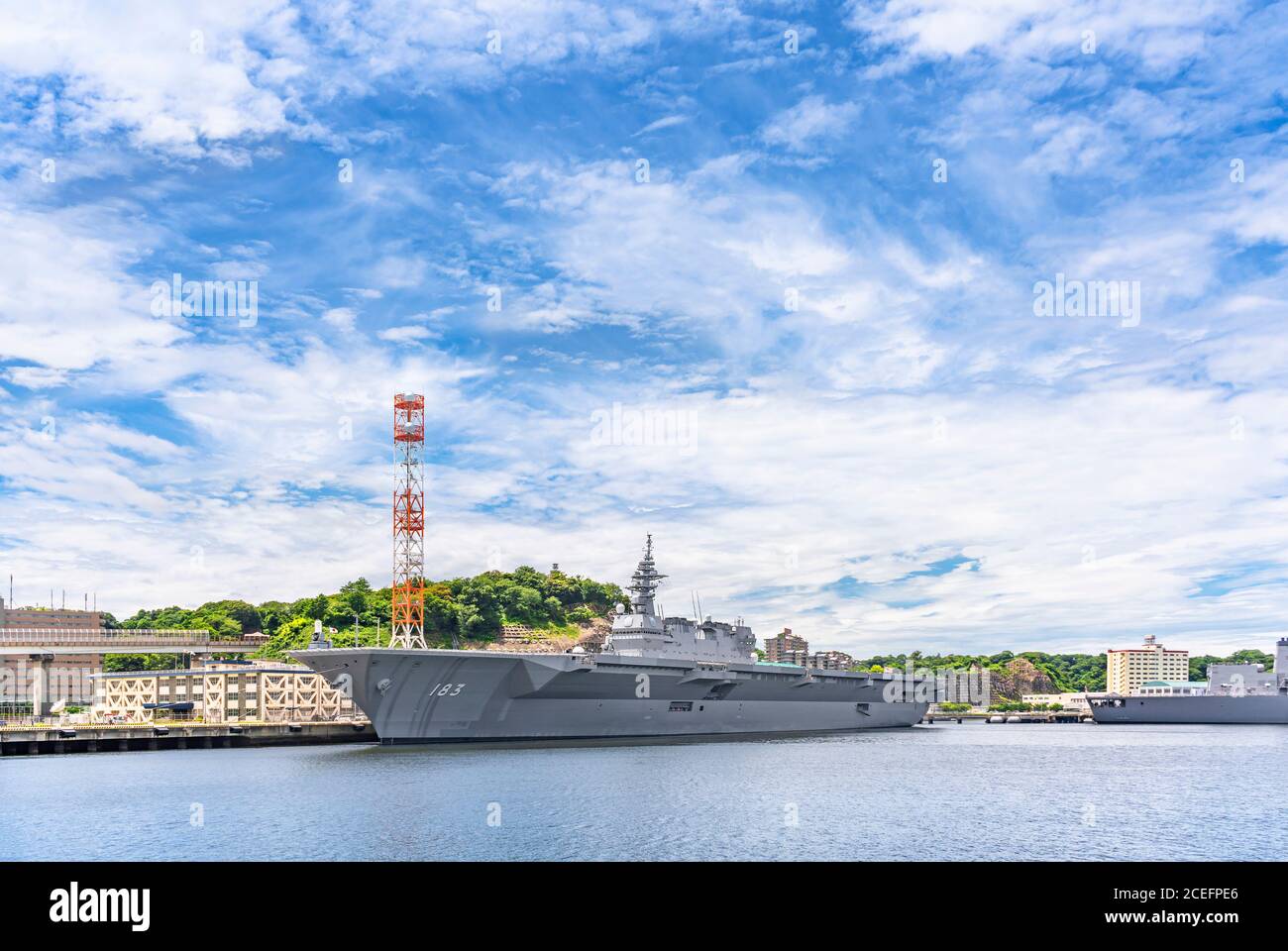 yokosuka, giappone - luglio 19 2020: Vista grandangolare del giapponese Destroyer JS Izumo DDH-183, un elicottero e portaerei della Japan Maritime Self- Foto Stock