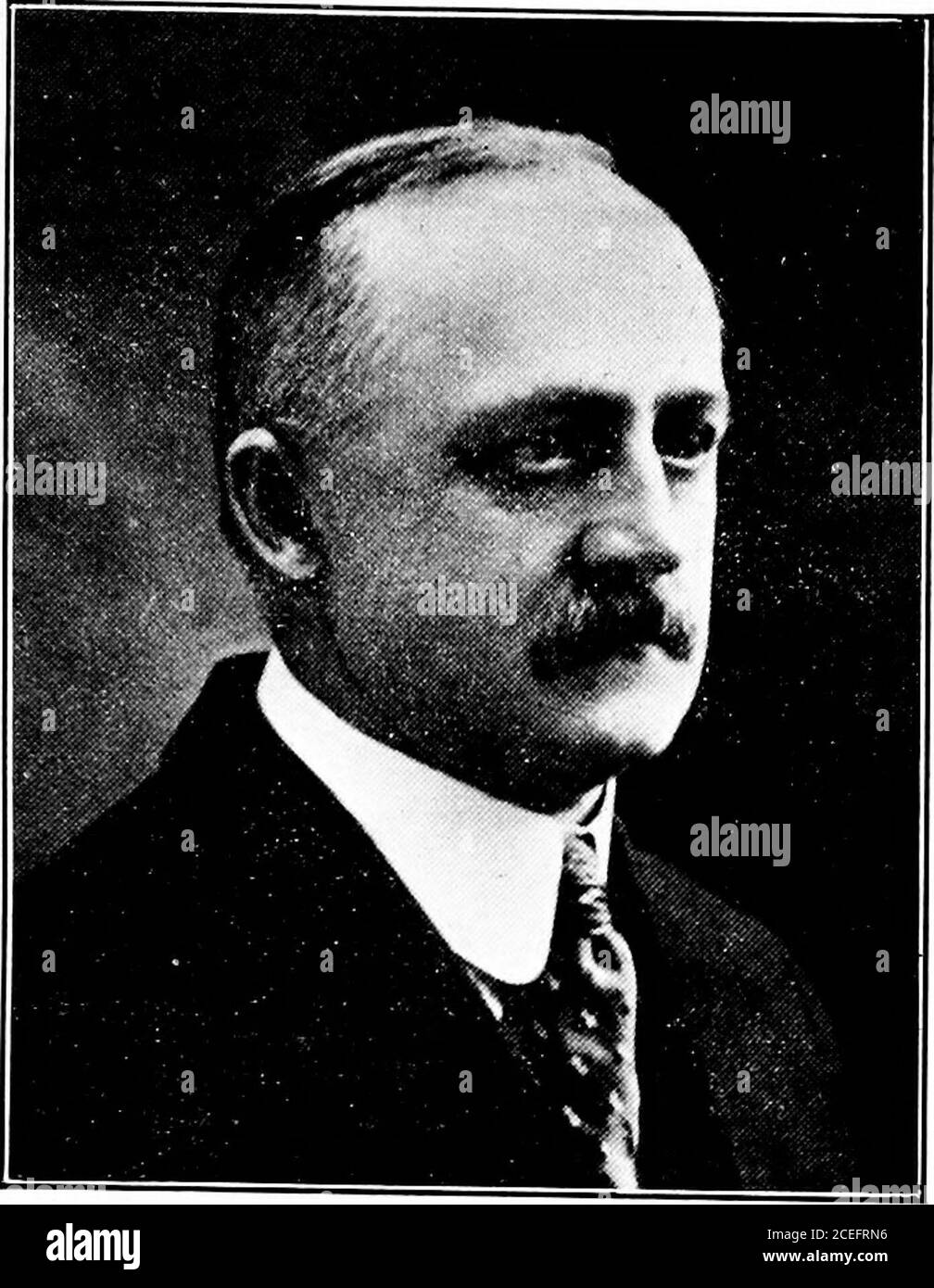 . La storia centenaria di Kutztown, Pennsylvania : celebrare il centenario dell'incorporazione del borgo, 1815-1915. GEORGE GLASSER Kulztown. Pa., è nato il 15 aprile 1873, iu Maxi-tawny Township. I suoi genitori erano John e Han-nah (George) (>lasser. Era sposato con Alice Rahn, ed hanno un sou. Lester D., di 10 anni. Ha lavorato alla fattoria per un po 'di tempo e poi essere-venuto impegnato nel trasferimento di affari a Kutztown, è un membro della Chiesa Luterana Trinità. Egli è desiderosa dell'ordine fraterno delle Aquile e dei Cavalieri di Eagle. È stato un direttore scolastico per dodicenni ed è Foto Stock