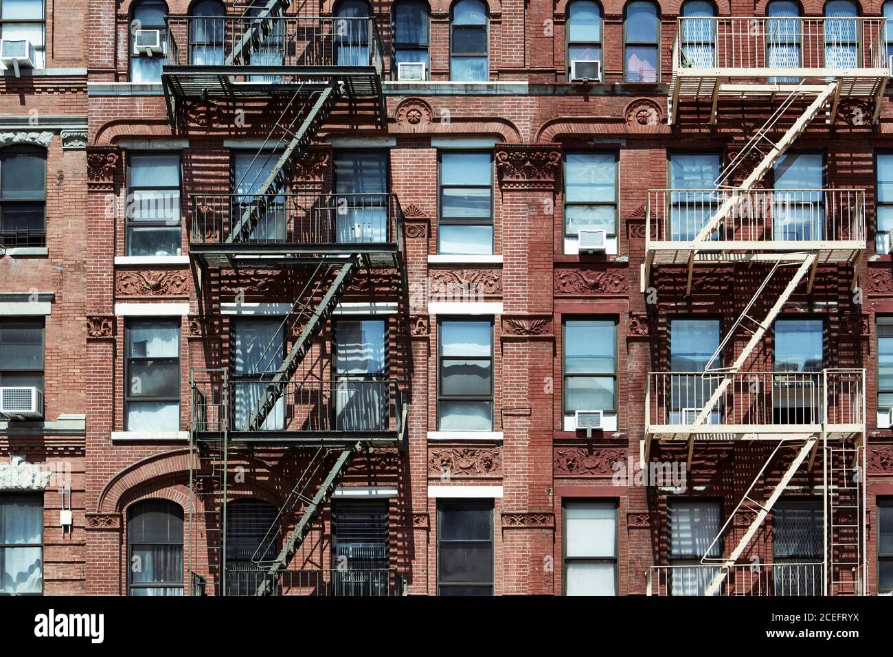 Vista delle scale in metallo sulla facciata dell'edificio di appartamenti in mattoni Sulla strada di New York Foto Stock