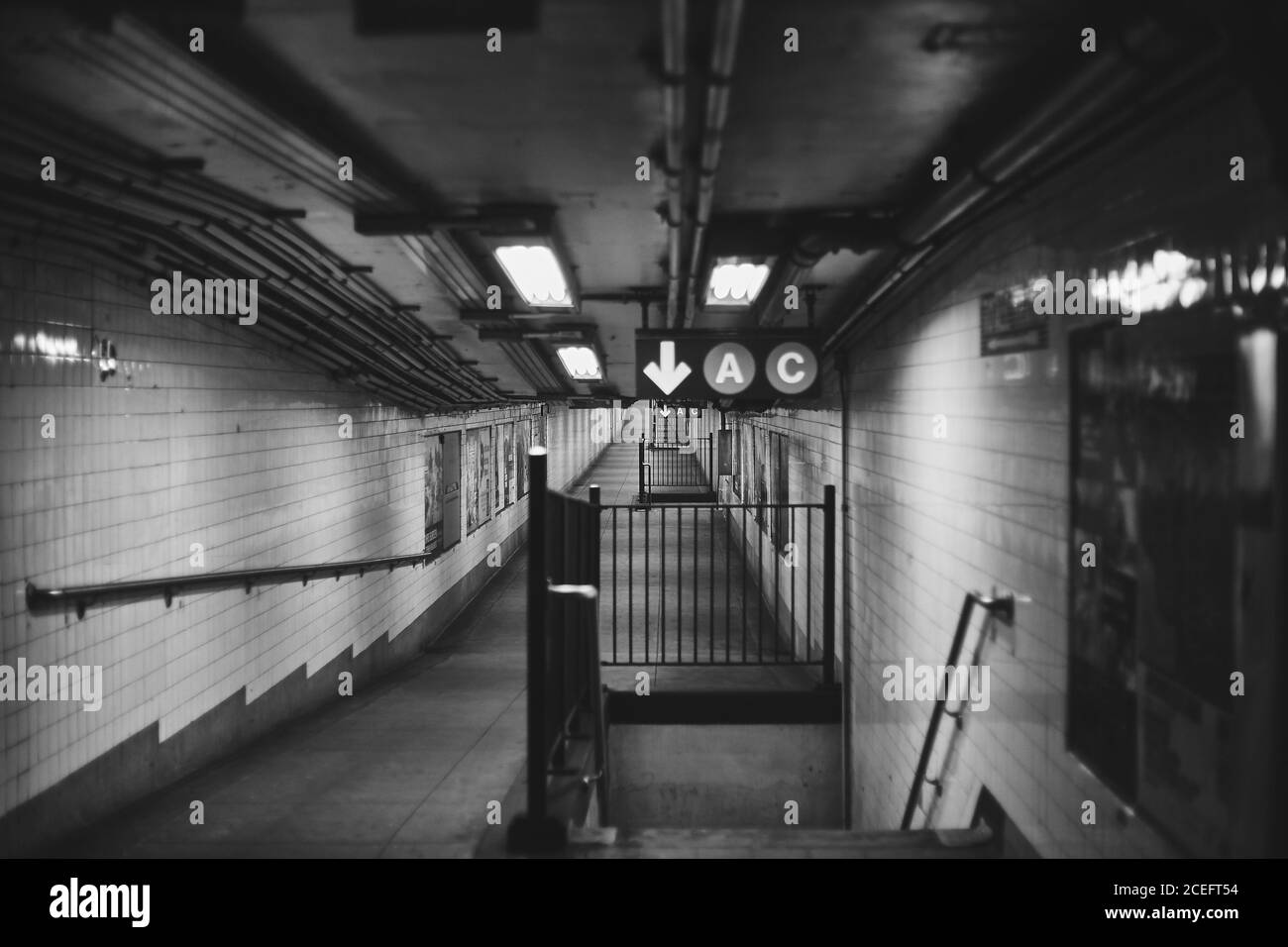 Foto in bianco e nero della vista prospettica di Way nella metropolitana di New York. Foto Stock