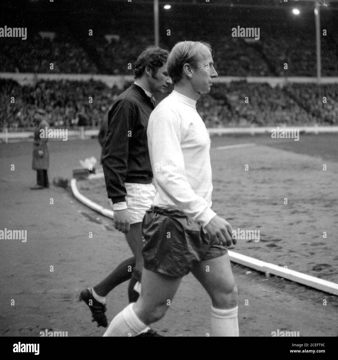 Sir Bobby Charlton cammina sul campo al Wembley Stadium Mentre si gioca per l'Inghilterra nel 1970 Foto Stock